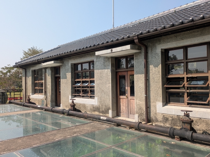 展望デッキからの見学 快濾池室(A館)の展望デッキから設備を見学できる透明な床。