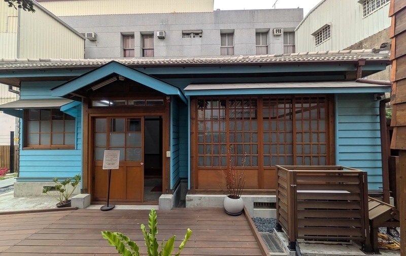 元々の所長宿舎の正面外観。派出所と同じ色彩が用いられている。