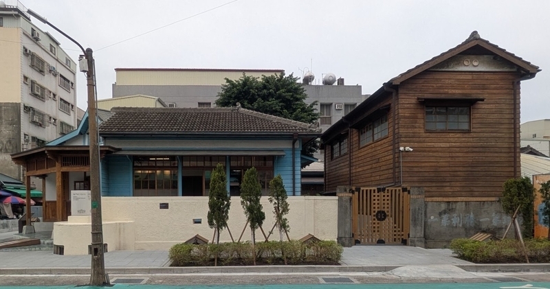 横から見た派出所と、右側に並ぶ2階建ての警察官宿舎。