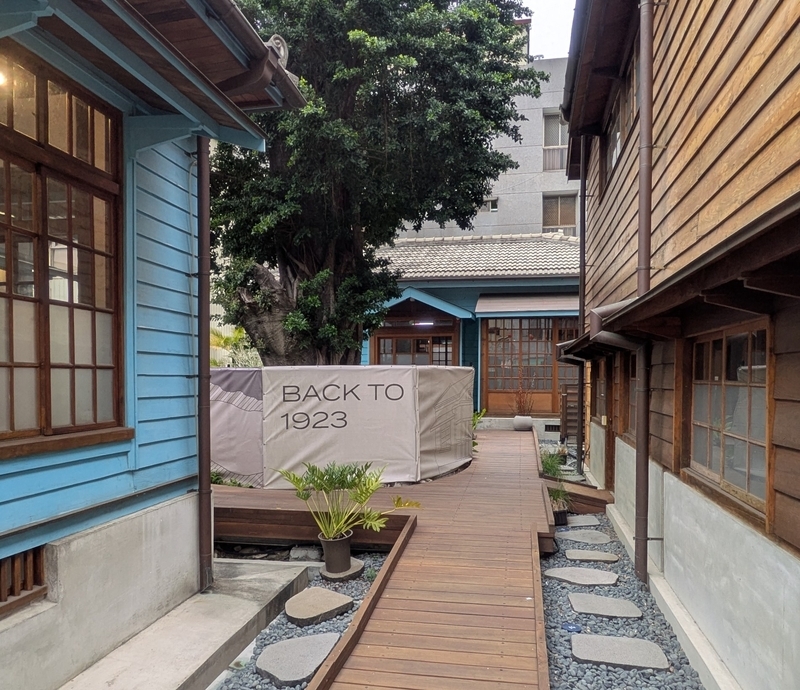 建物の間に設けられた路地的な空間。