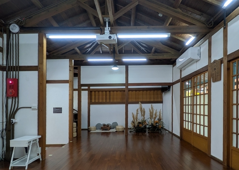 元所長宿舎内部で行われている展示の様子。
