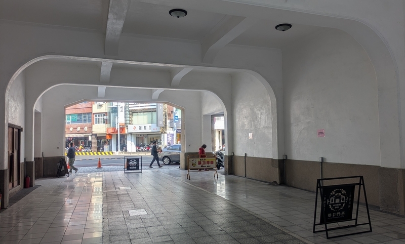 門型の外観を持つリノベされた西市場外館1階は、繊維問屋街へ引き込む役割を担っている。