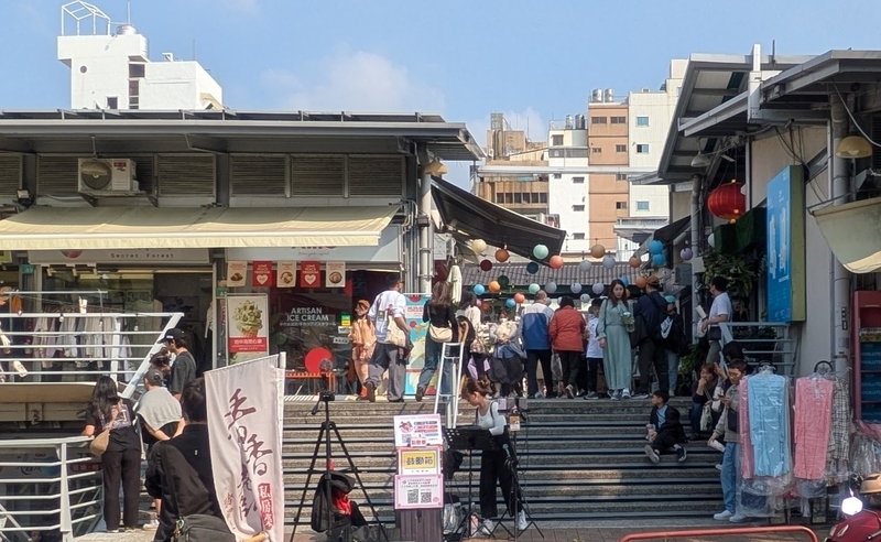 道路側から見た西門淺草青春新天地。賑わいが感じられるエリア。