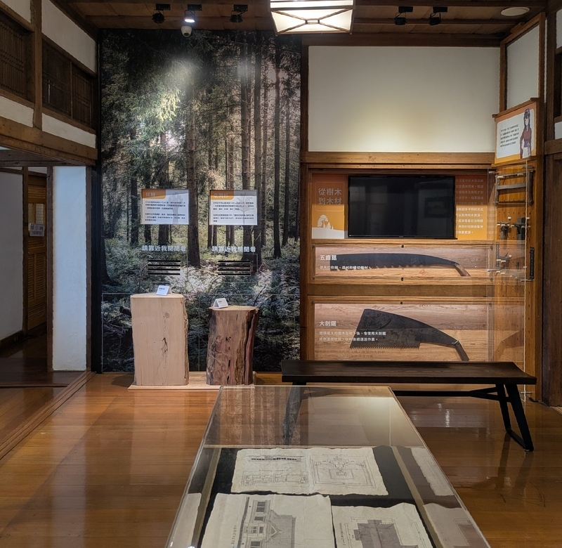 嘉義神社の歴史に関する展示が並ぶ空間。