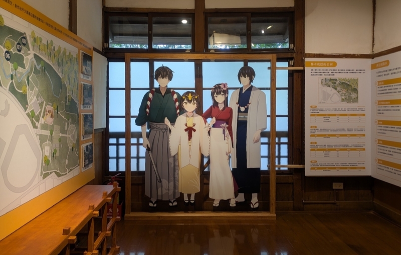 元社務所を利用した展示空間で、アニメキャラクターが説明する形式をとっている。