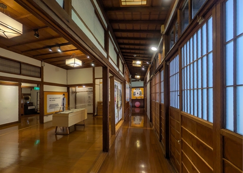 元社務所を活用した展示空間の内部の様子。