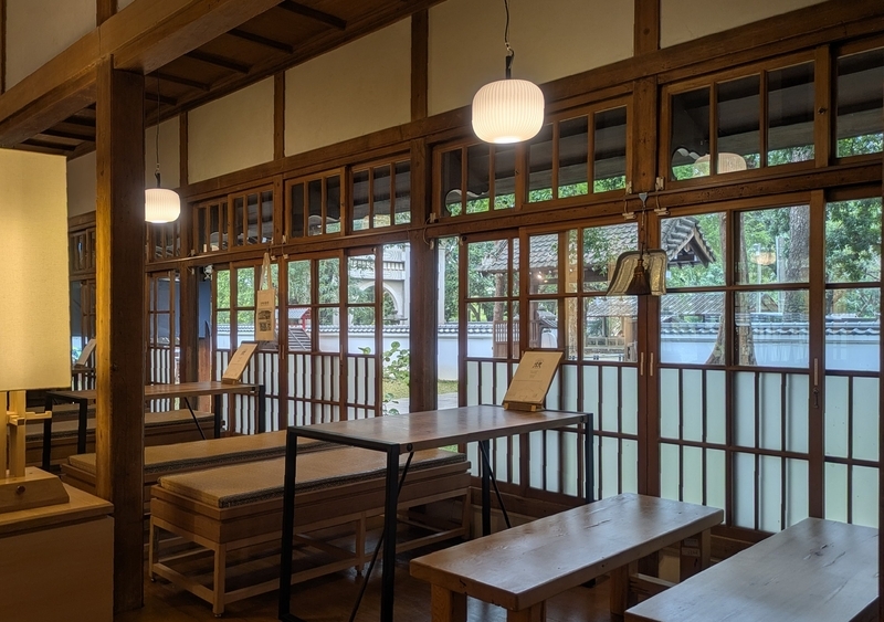 細い窓格子のデザインが心地よいカフェの客席空間。