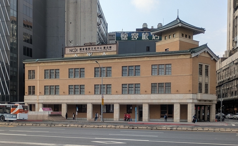 台北駅側から見た国家撮影文化中心の外観。