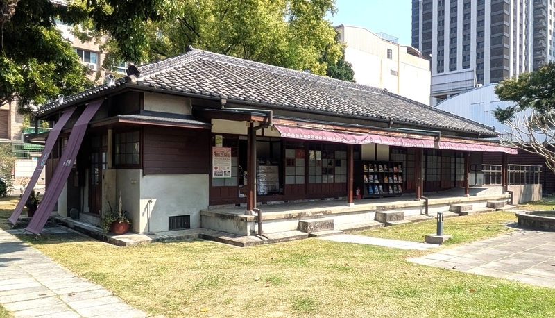 元丙種官舎（A棟）の外観を撮影した写真。日本統治時代の官舎建築の特徴を残している。