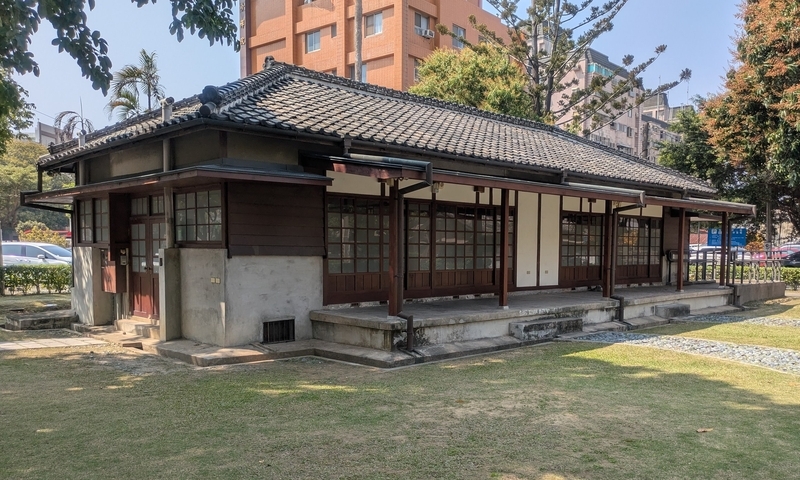 元丙種官舎（B棟）の外観を撮影した写真。