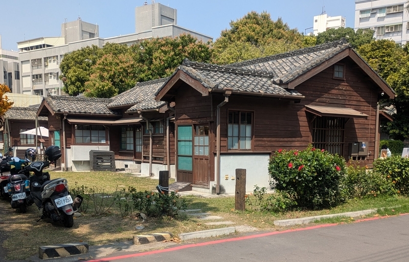 元丁種官舎の外観を撮影した写真。2世帯が入居する構造となっている。