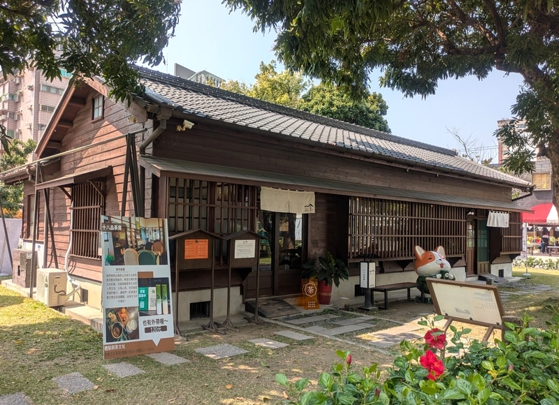 元丁種官舎がリノベーションされ、それぞれカフェとして再生されている様子を撮影した写真。