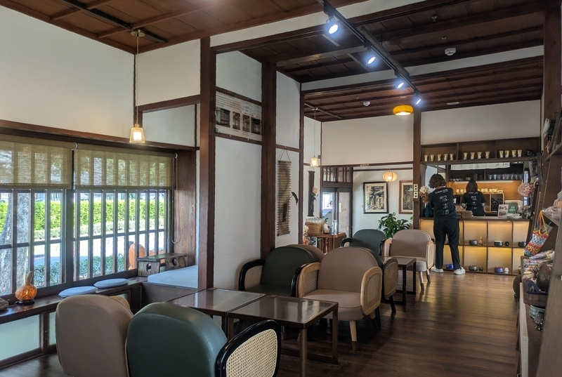 抹茶カフェの内部を撮影した写真。木造の内装と落ち着いた雰囲気が特徴である。
