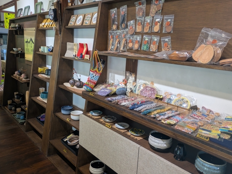 文創グッズの販売コーナーを撮影した写真。リノベーション施設内で地域や文化に関連したグッズが並ぶ。