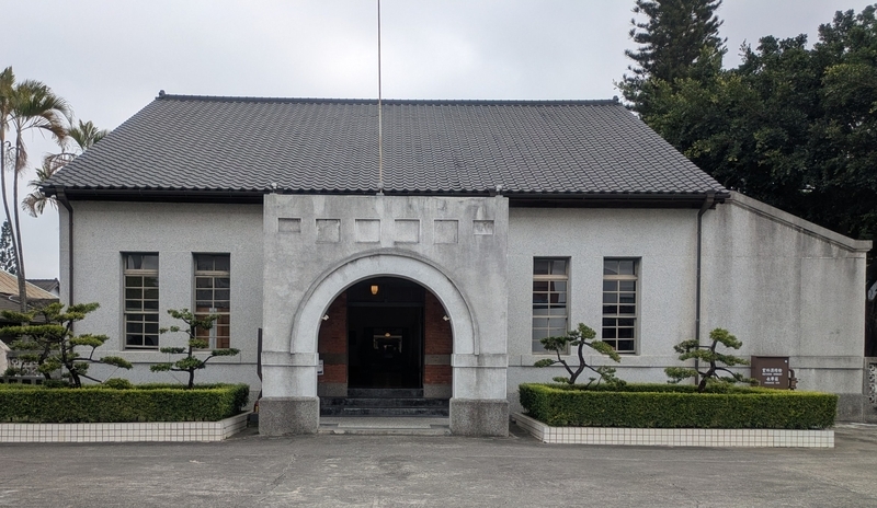 中央監視台がある建物の入口。