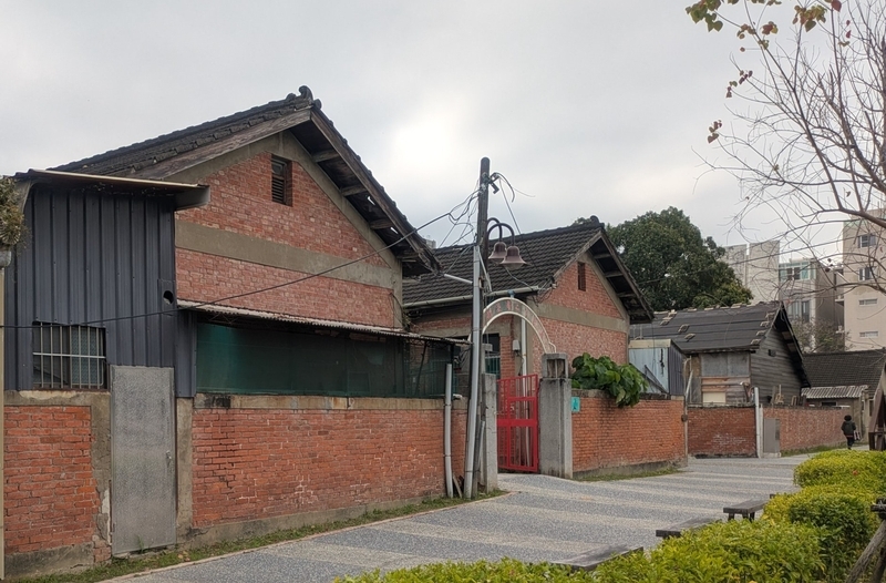 嘉義第二司法新村の外観 歴史建築に登録されている嘉義第二司法新村の妻側外観。