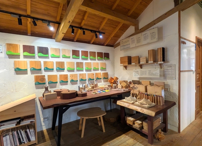 木工展示空間 木工の作品や材料を展示する空間。