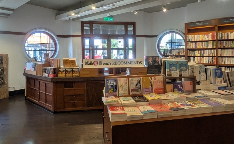 誠品書店の一階 誠品書店の一階。丸窓が売り場構成とマッチしている。