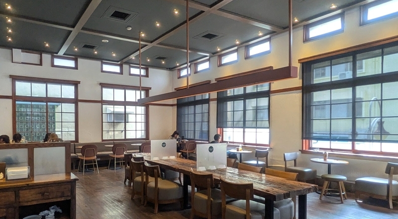 スターバックスの二階席 スターバックスの二階の客席。窓が大きく広々としている。