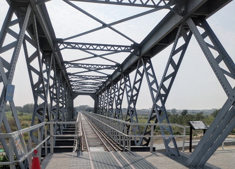 虎尾鉄橋(サトウキビ輸送用トラス橋) 虎尾鉄橋を撮影した写真。サトウキビ輸送のほか、旅客輸送にも使用された鉄鋼製のトラス橋である。
