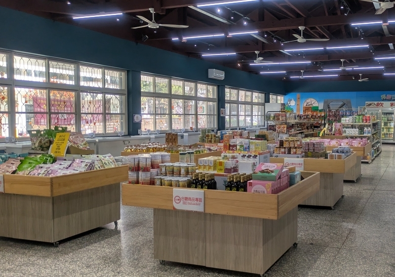 売り場内部の様子 製糖関連グッズや地域特産品を扱う売り場の内部の様子を撮影した写真。