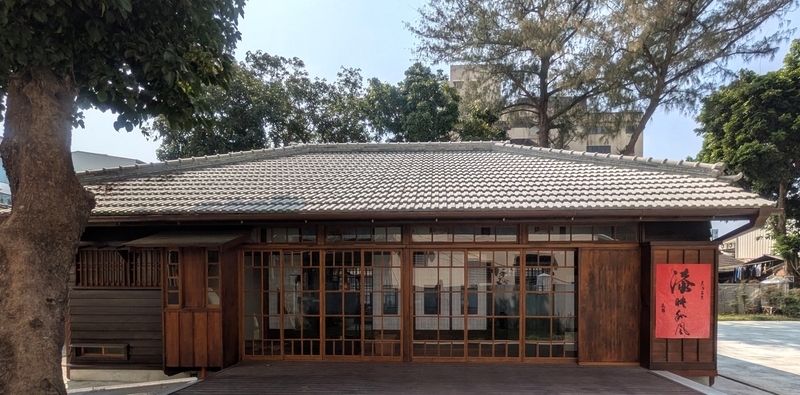 裏側外観と縁側の格子窓 建物裏側の外観を撮影した写真。縁側の窓と格子が印象的で、木造建築の美しさが際立つ。