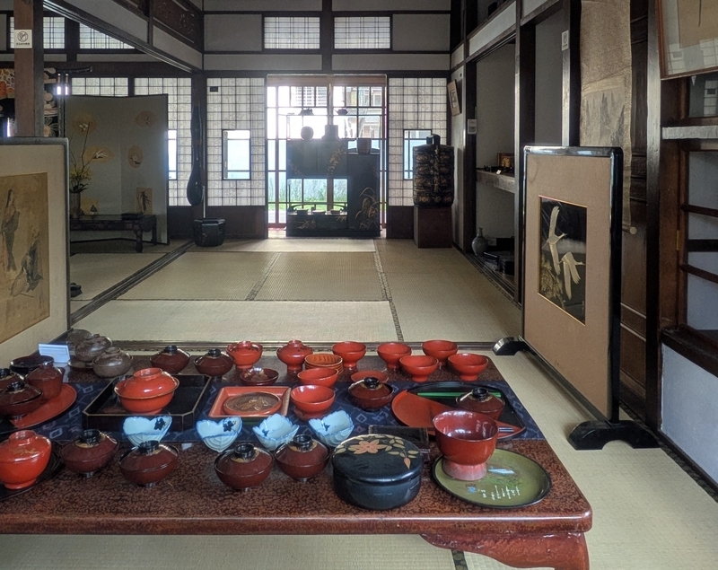 漆器の展示(企画展) 館内で開催されている漆器の展示(企画展)の様子を撮影した写真。伝統工芸の美しさが際立つ。