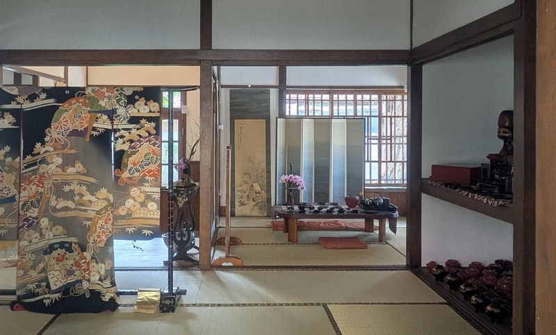 着物の展示(企画展) 同じ企画展で展示されている着物の様子を撮影した写真。伝統的な布地と意匠が見どころである。