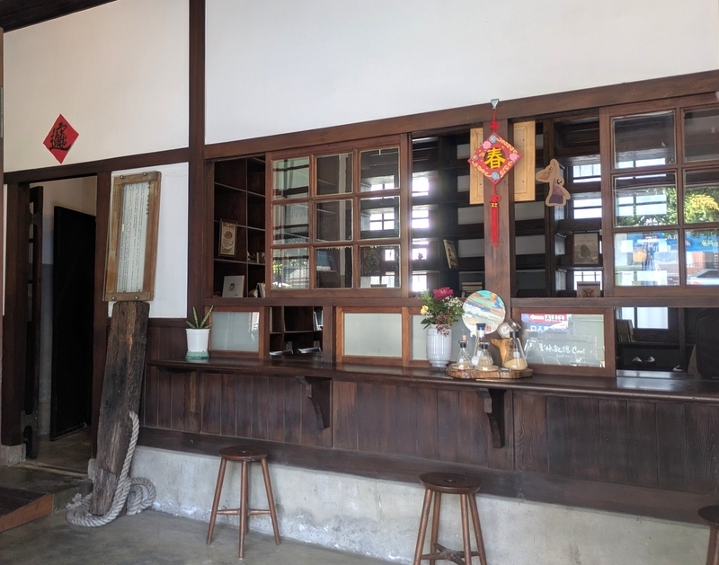 カフェ客席のある窓外観 カフェの客席がある窓外観を撮影した写真。外からも室内の温かみが伝わる。