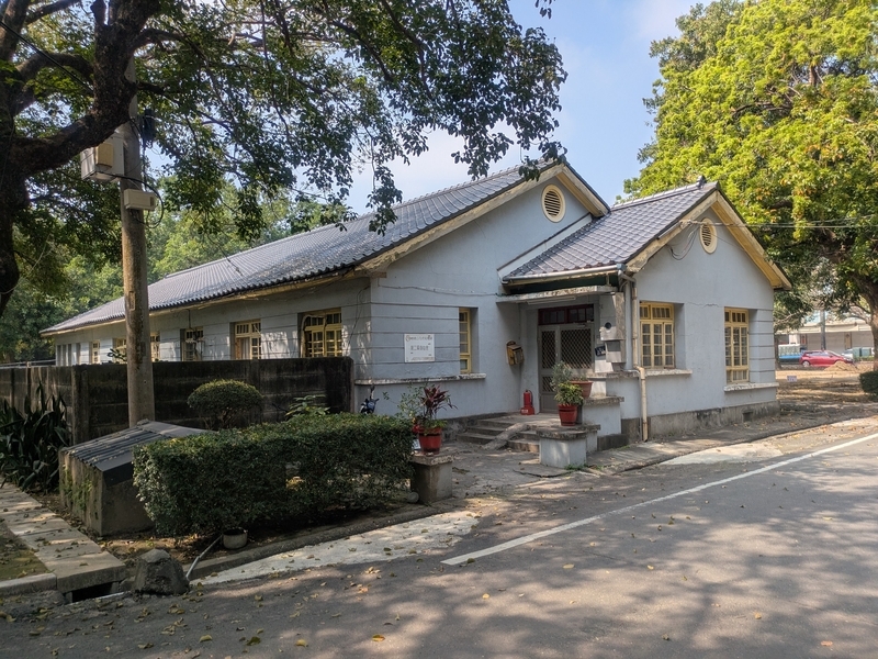 単身従業員宿舎 8部屋 単身従業員のための宿舎。この1棟に8部屋が設けられている。