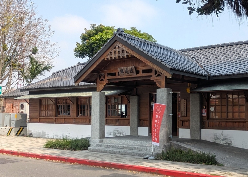 駅舎の入口 駅舎の入口。木製建具や庇の形状に当時の雰囲気が残る。