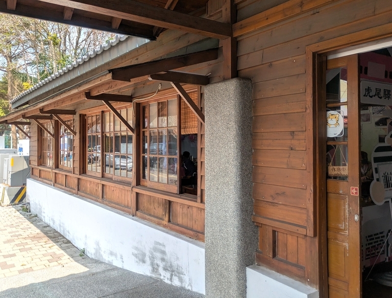 駅舎左側の外観 駅舎正面の左側。庇や窓のデザインが当時の様子を再現している。