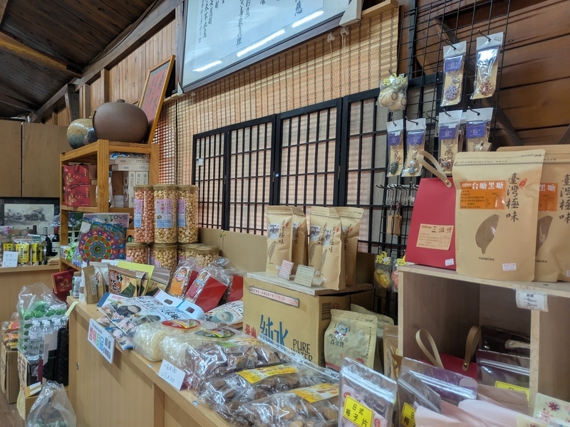 屋内の特産品売り場 駅舎内に設けられた特産品売り場。地元の食品や加工品が並ぶ。