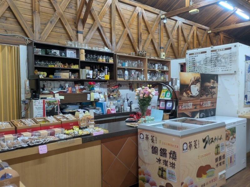 調理カウンター 調理カウンター。駅舎内の一角に設けられ、軽食や飲み物の提供が行われている。