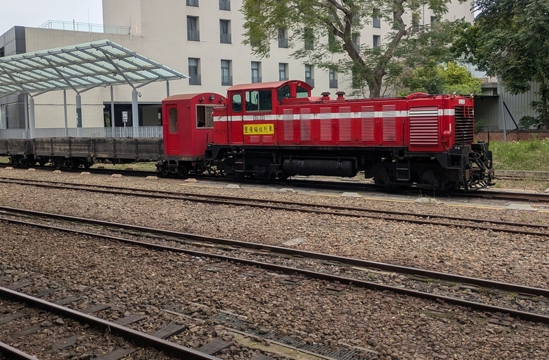 ディーゼル機関車展示 駅前に展示されているディーゼル機関車。
