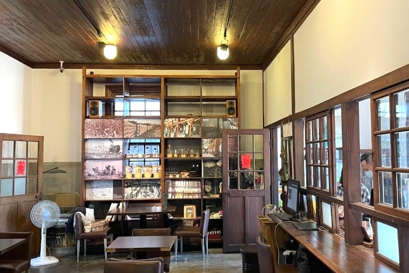 カフェ空間と展示壁面 カフェ内部の様子を撮影した写真。壁面が展示スペースとしても活用されている。