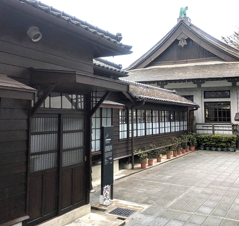 武徳殿奥につながる廊下と附属建物の様子。