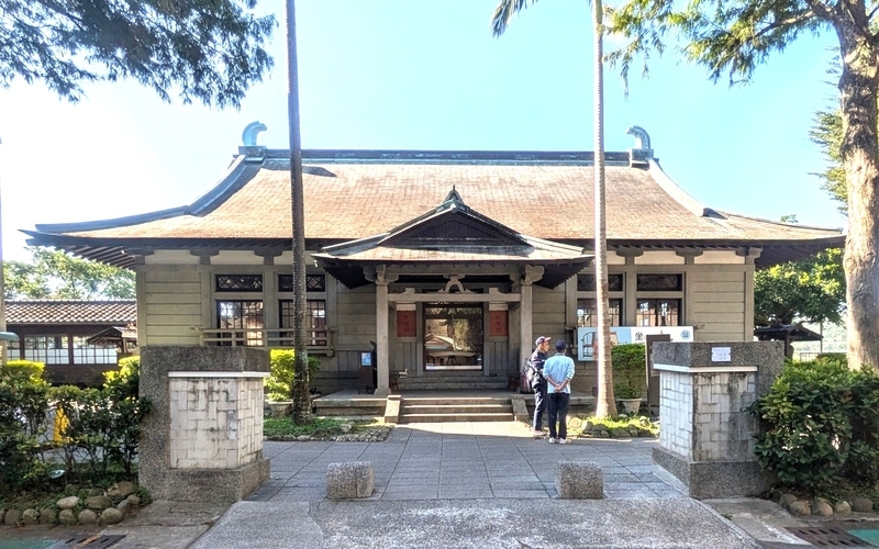 武徳殿の正面外観。屋根の両側に鴟尾が見える。