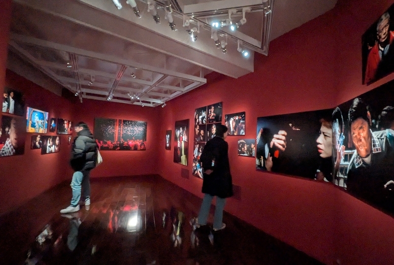 写真展示エリア。赤色を基調とした展示室は個性的なデザイン。