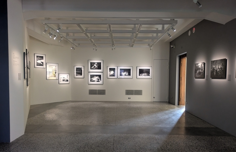 白色を基調とした写真展示室。