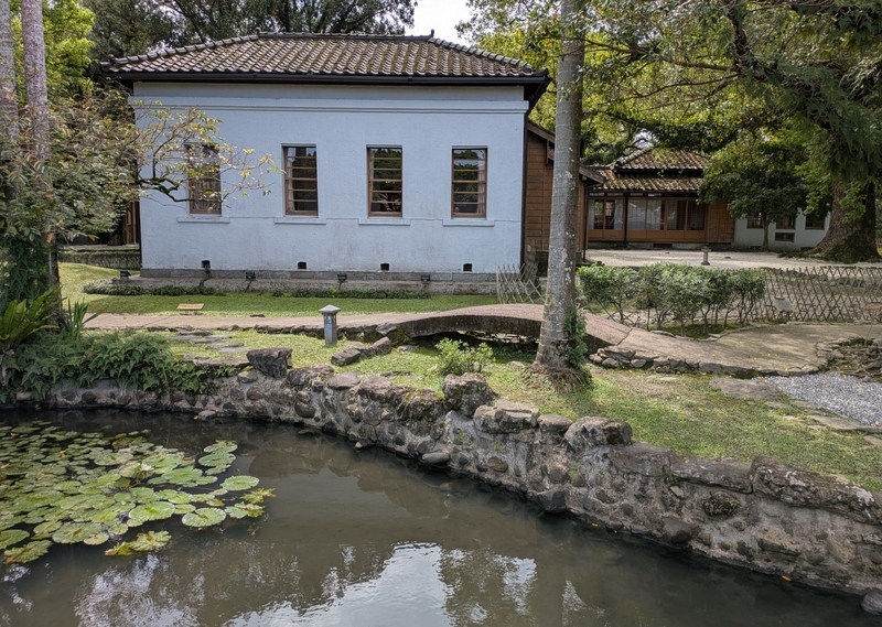 池と洋風建築部分 池と洋風様式の建物部分。