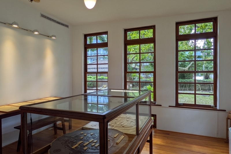 地域展示室としての洋風の部屋 もう一つの洋風の部屋は地域展示室として利用されている。