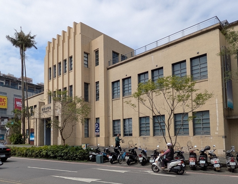 中央デザインの外観 中央部分のデザインがよく分かる建物外観。