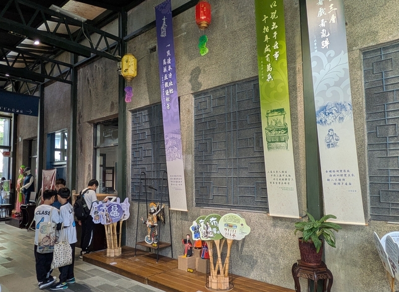 宜蘭美術館の西側の壁面を利用した展示。