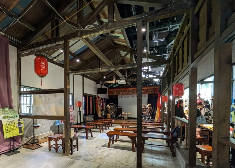 ブルーハウスを活かしてリノベーションされた台湾戯劇館のホール部分。