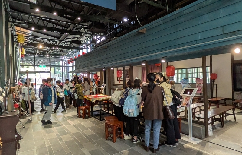 台湾戯劇館の中央部分。右側にブルーハウスの一部が見える。