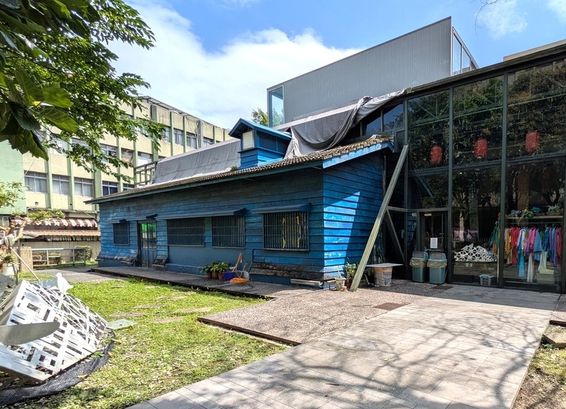施設に利用されている藍屋（ブルーハウス）の外観と中庭のオブジェ。