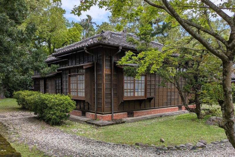 出窓が特徴的な台湾文学館の外観。