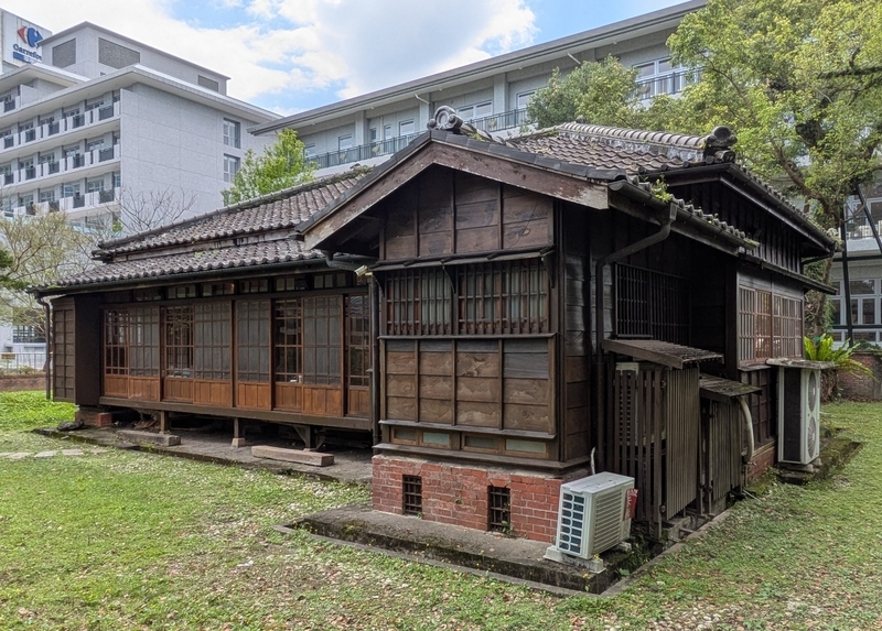 台湾文学館の縁側側から見た外観。