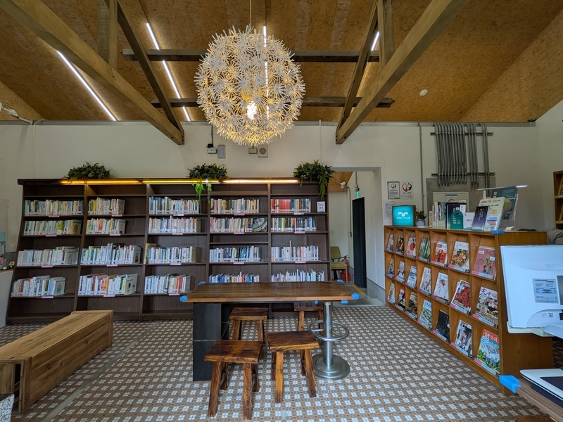 図書館室内 リノベーションされた図書館の室内空間。